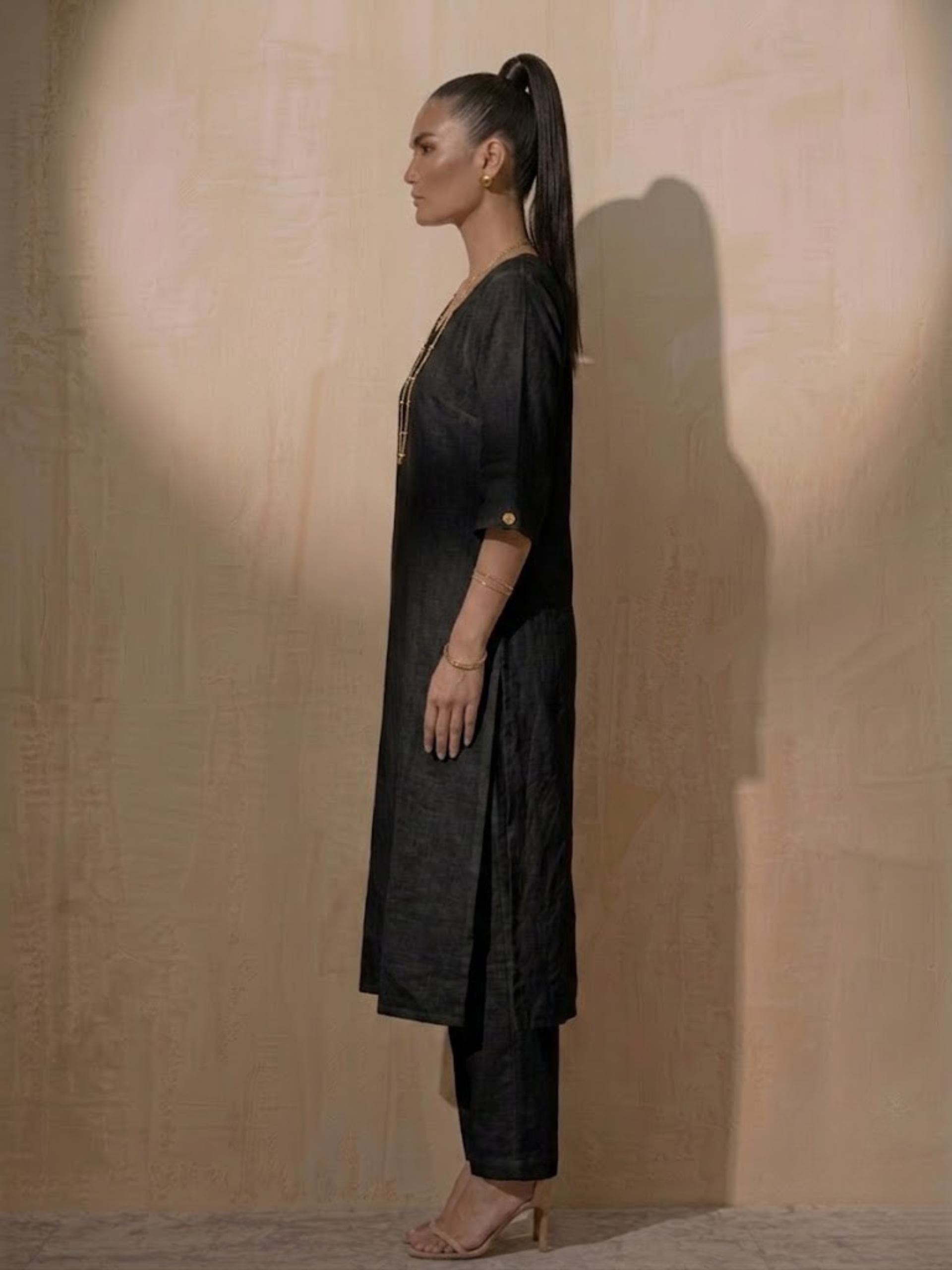 Swtantra Black Linen Round Neck Elbow Sleeve Kurta with Pants