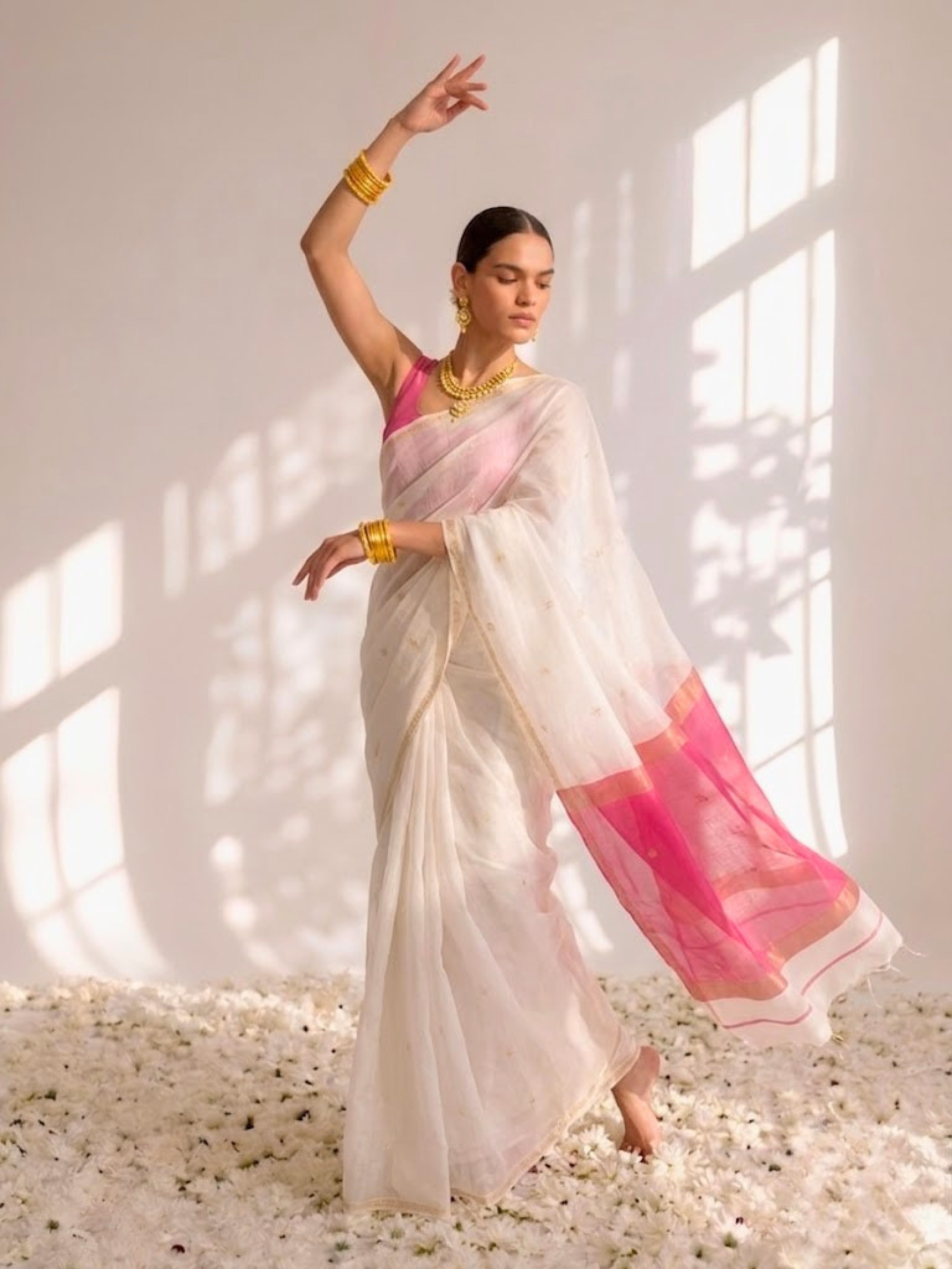 White and Pink Maheshwari Silk Cotton Saree with Self Blouse Fabric