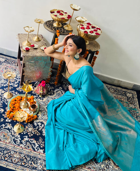 Elegant Blue Saree with Gold Woven Jacquard Pallu & Self Blouse Fabric
