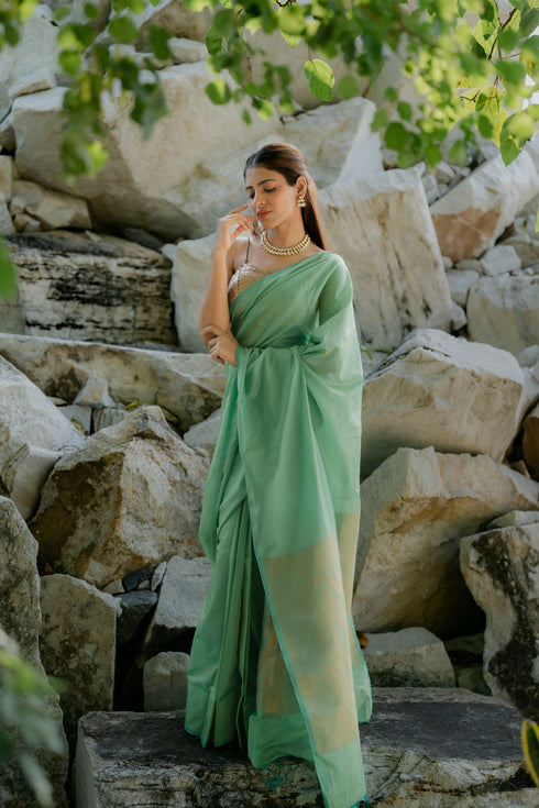 Solid Green-Yellow Saree with Woven Jacquard Pallu in Gold & Self Blouse Fabric