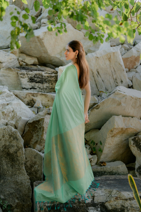 Solid Green-Yellow Saree with Woven Jacquard Pallu in Gold & Self Blouse Fabric