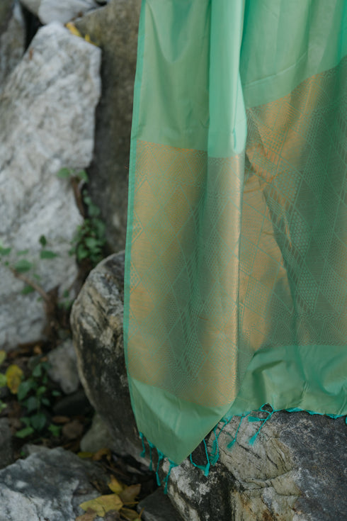 Solid Green-Yellow Saree with Woven Jacquard Pallu in Gold & Self Blouse Fabric