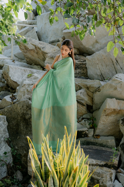 Solid Green-Yellow Saree with Woven Jacquard Pallu in Gold & Self Blouse Fabric