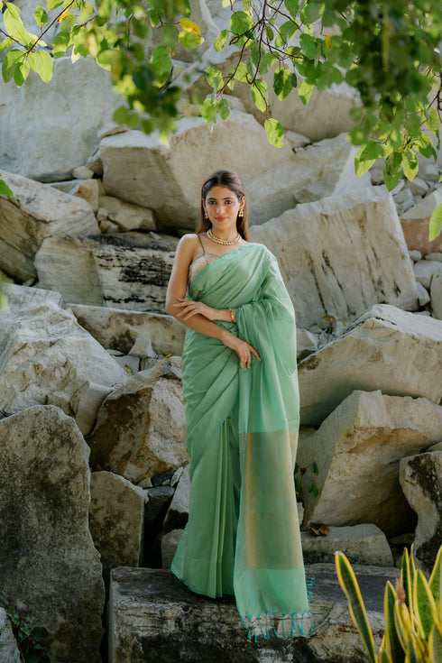 Solid Green-Yellow Saree with Woven Jacquard Pallu in Gold & Self Blouse Fabric