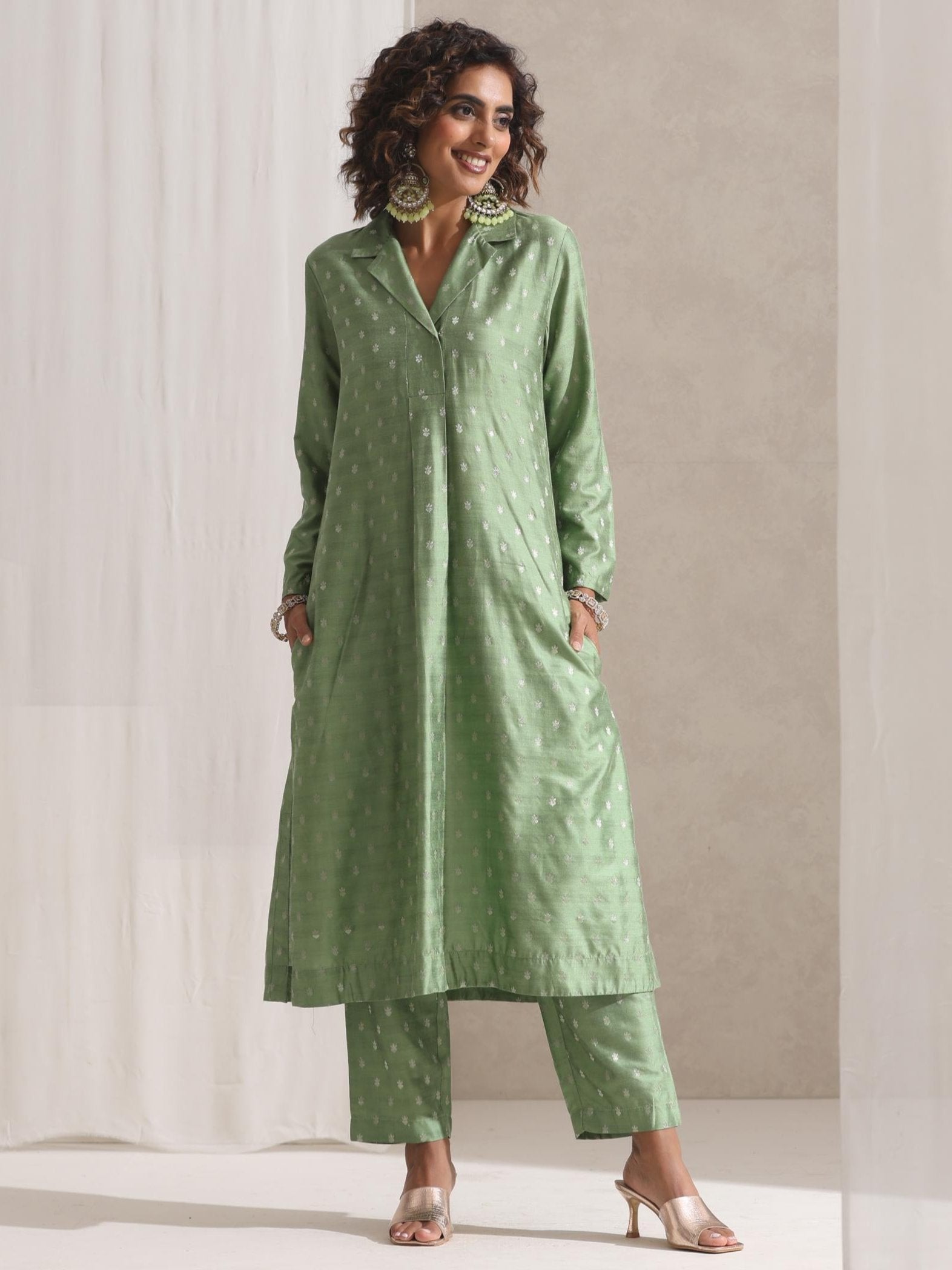 Women's Green Varanasi Silk Woven Collar Kurta with Pants 2 Piece Set | Straight Fit, Collar Neck, Full Sleeves Workwear, (Varanasi Silk)