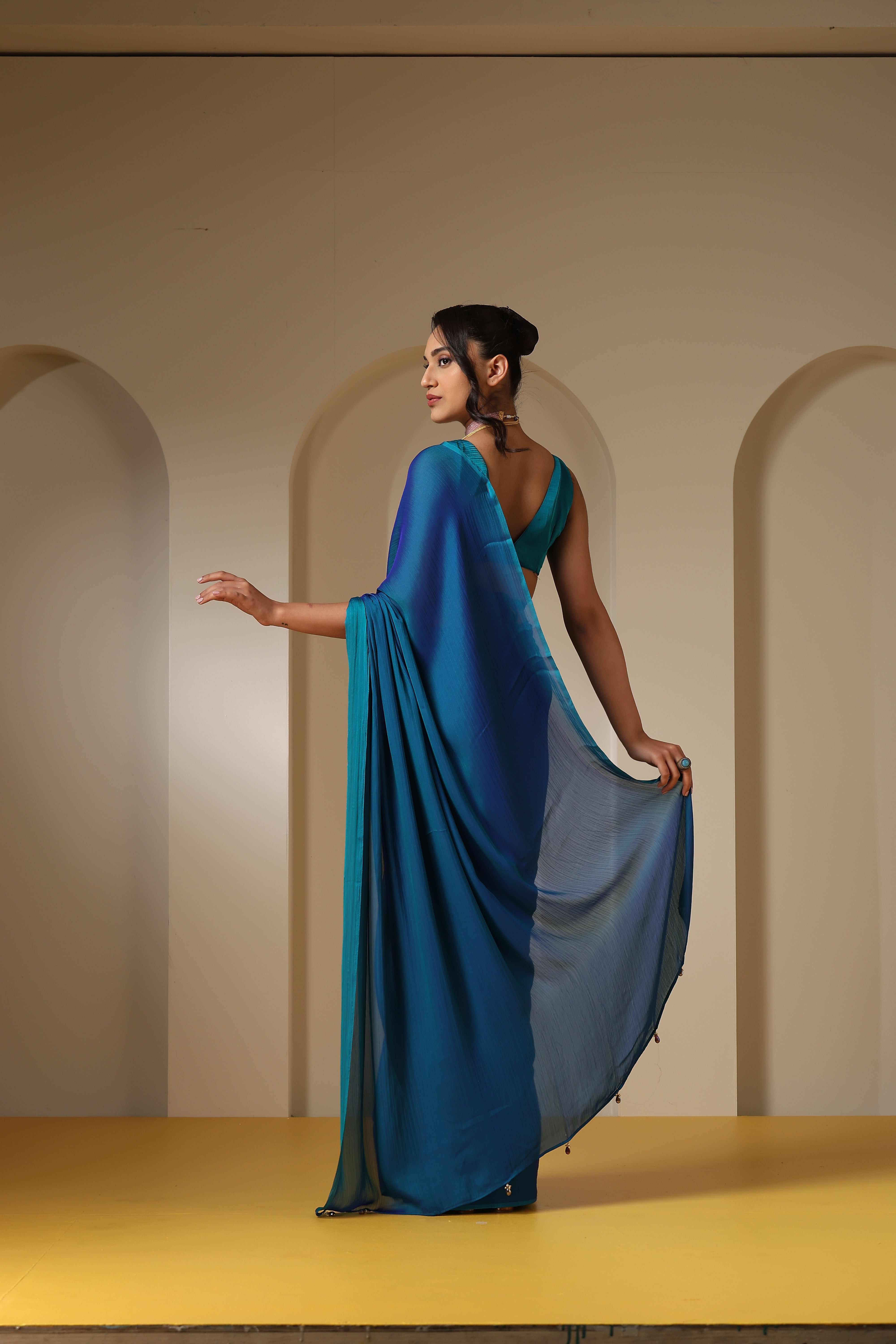 Blue green dual shade chiffon saree with self blouse fabric — view 9