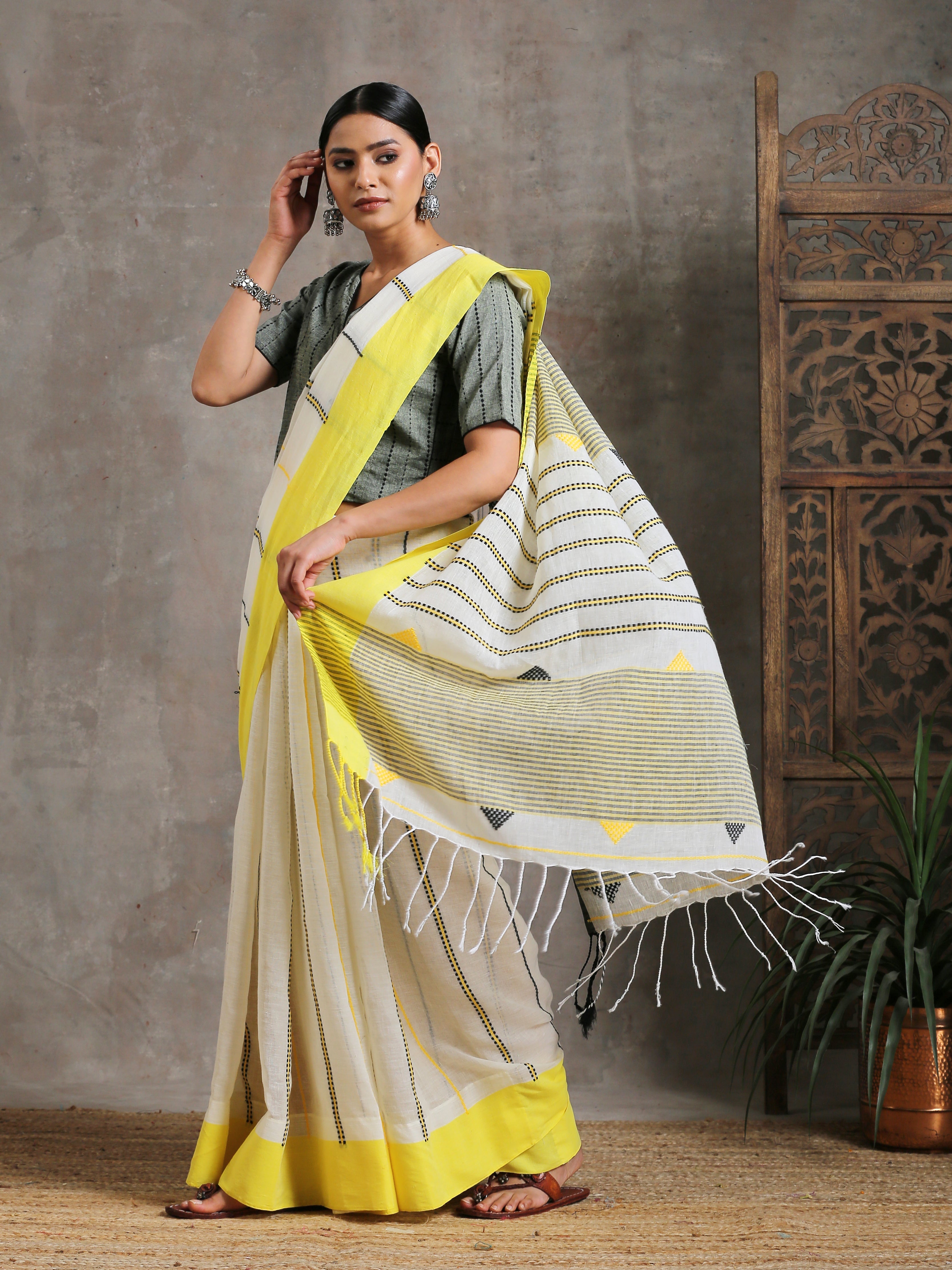 Daisy white Handloom Saree