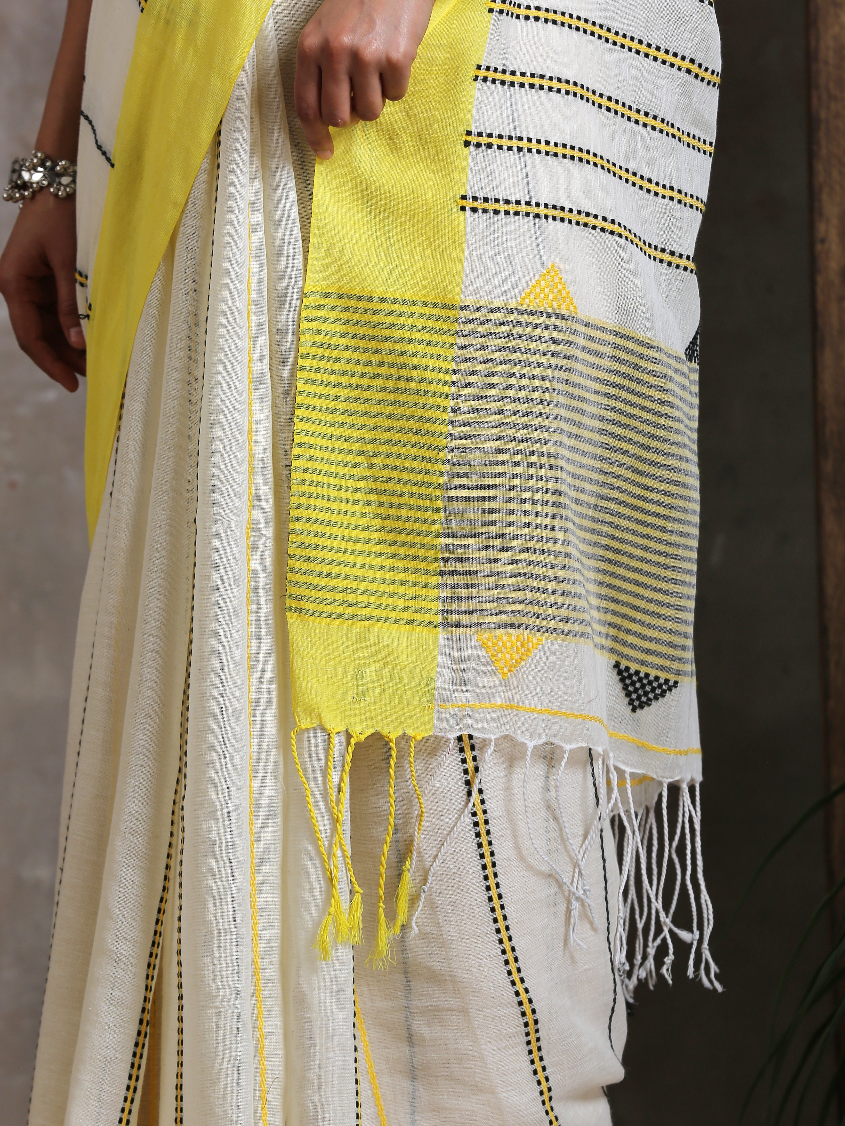 Daisy white Handloom Saree